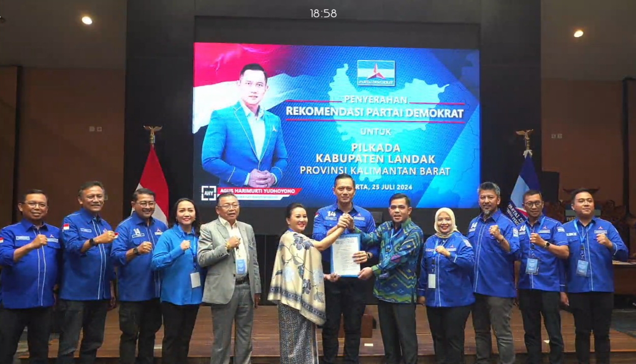 Karolin-Erani menerima surat rekomendasi dari ketua umum DPP Partai Demokrat Agus Harimurti Yudhoyono di Jakarta, Kamis (25/7).