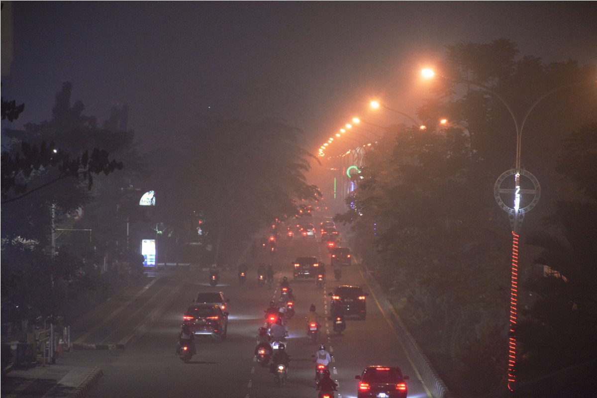 Suasana malam di Kota Pontianak diselimuti kabut asap tebal pada Kamis (25/7).
