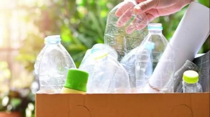 Ilustrasi sampah botol plastik di rumah tangga.