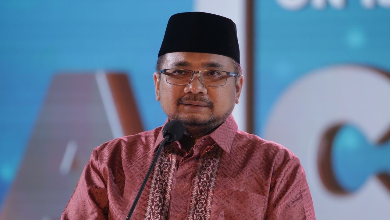 SAMBUT: Menteri Agama, Yaqut Cholil Qoumas saat menyambut kedatangan jemaah haji di Asrama Haji Pondok Gede, Jakarta, belum lama ini.