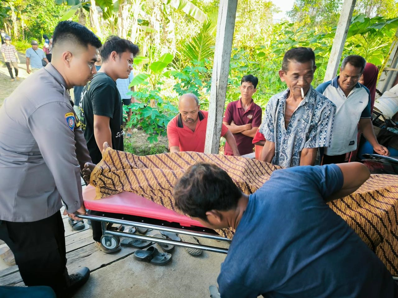EVAKUASI: Polisi mengevakusi jasad seorang pemuda yang ditemukan gantung diri di rumahnya, Jumat (26/7).