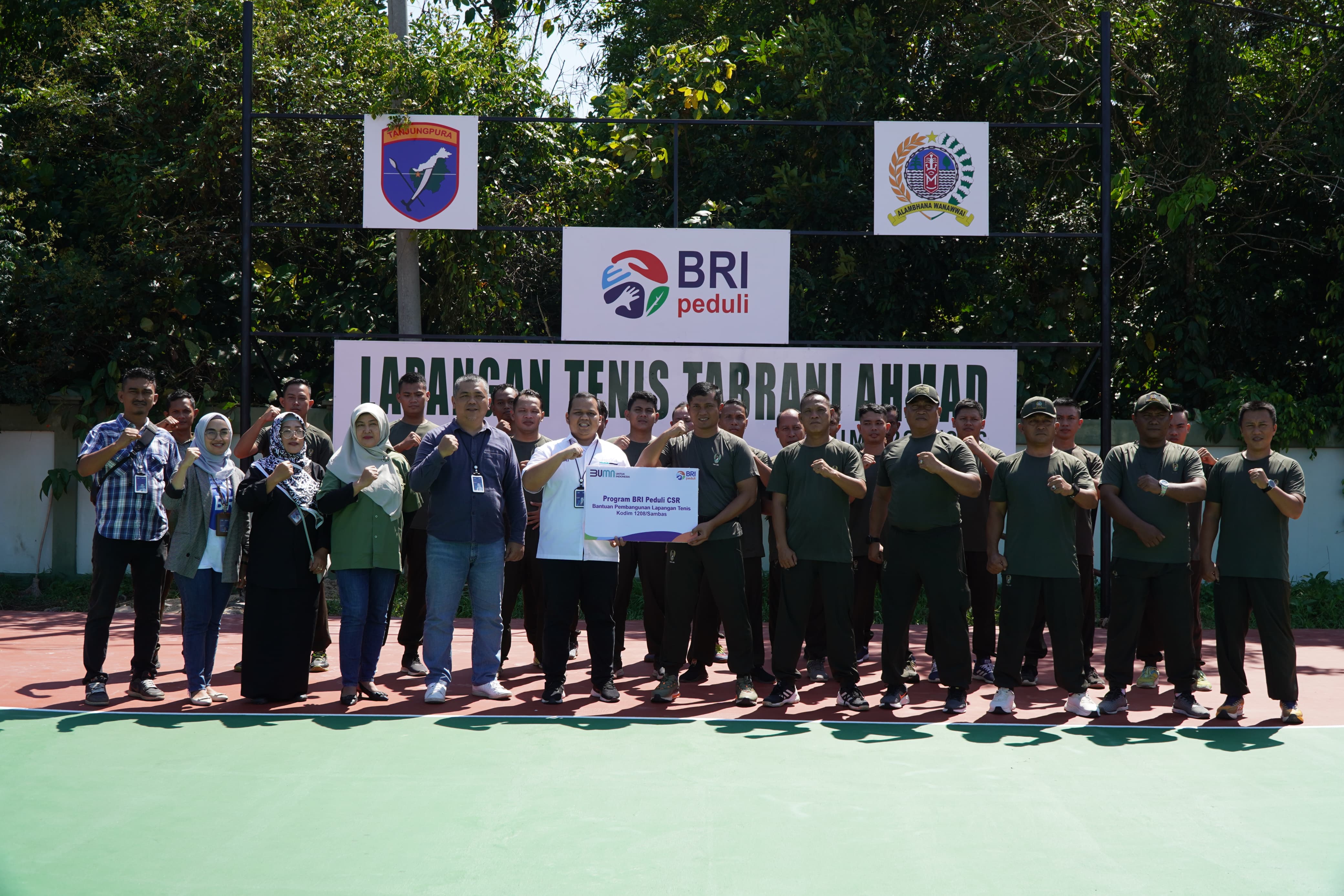 TIm BRI Cabang Singkawang bersama anggota Kodim 1208/SBS di lapangan tenis Tabrani Ahmad Kodim 1208/SBS.