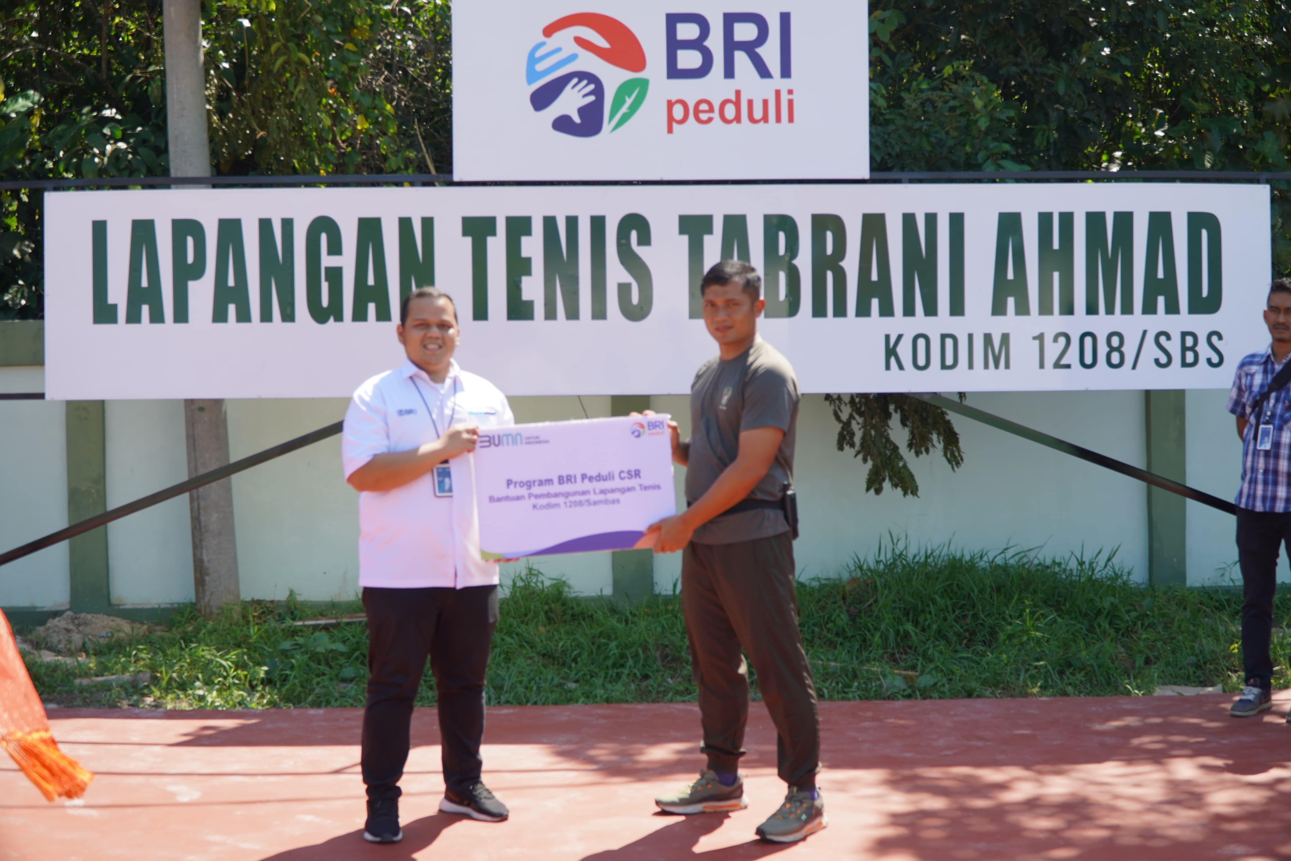 Penyaluran Dana CSR BRI yang diserahkan Pemimpin Cabang BRI SingkawangM Arsyad Farmadi kepada Dandim 1208/Sambas Letkol Czi Priyo Hindrarto di Lapangan Tenis Tabrani Ahmad Kodim 1208/SBS Jumat 26 Juli