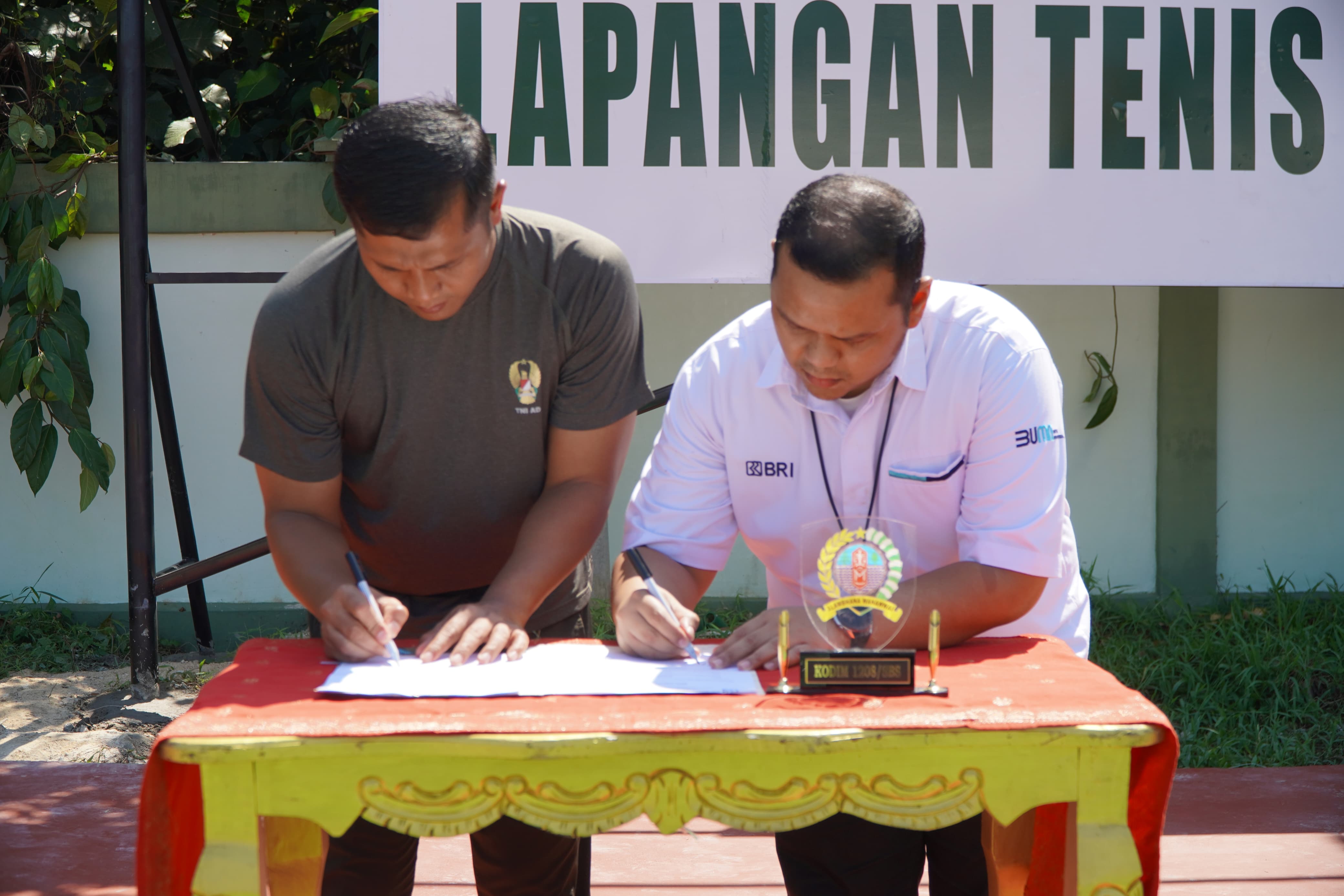 Penandatanganan serah terima bantuan dana CSR BRI antara BRI Singkawang dan Kodim 1208/SBS.