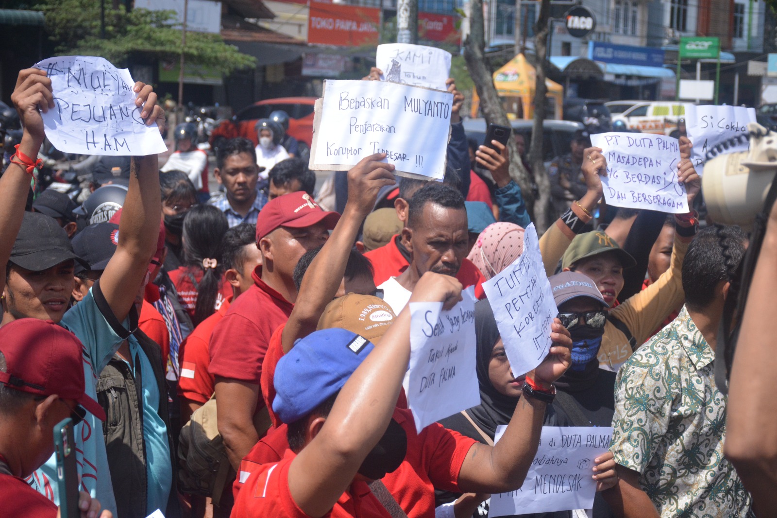 Massa aksi menuntut pembebasan Mulyanto di depan Pengadilan Negeri Pontianak, Senin (29/7).