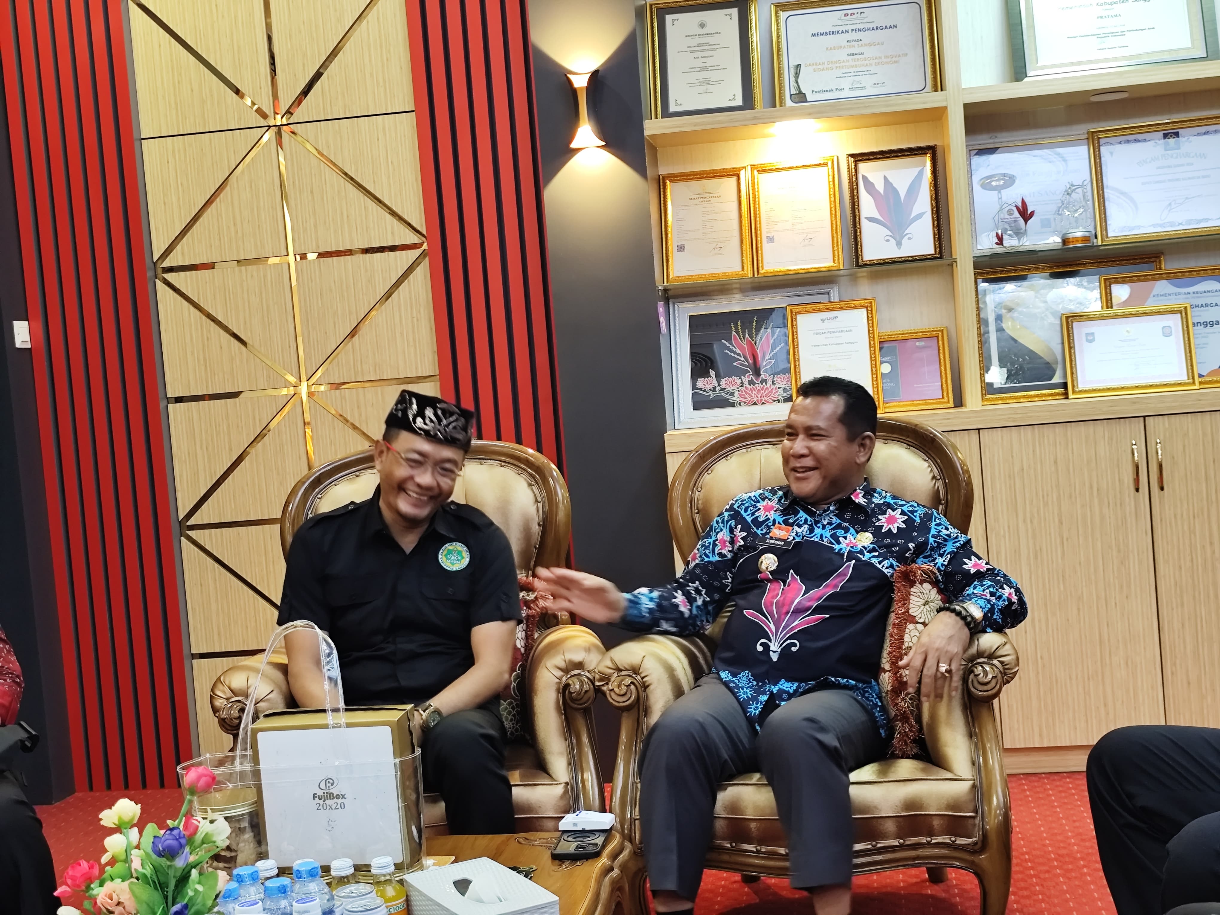 AUDIENSI: Ketua MABM Sanggau saat beraudiensi dengan Pj Bupati Sanggau terkait keikutsertaan MABM Sanggau di Festival Seni Budaya Melayu Kalimantan Barat.