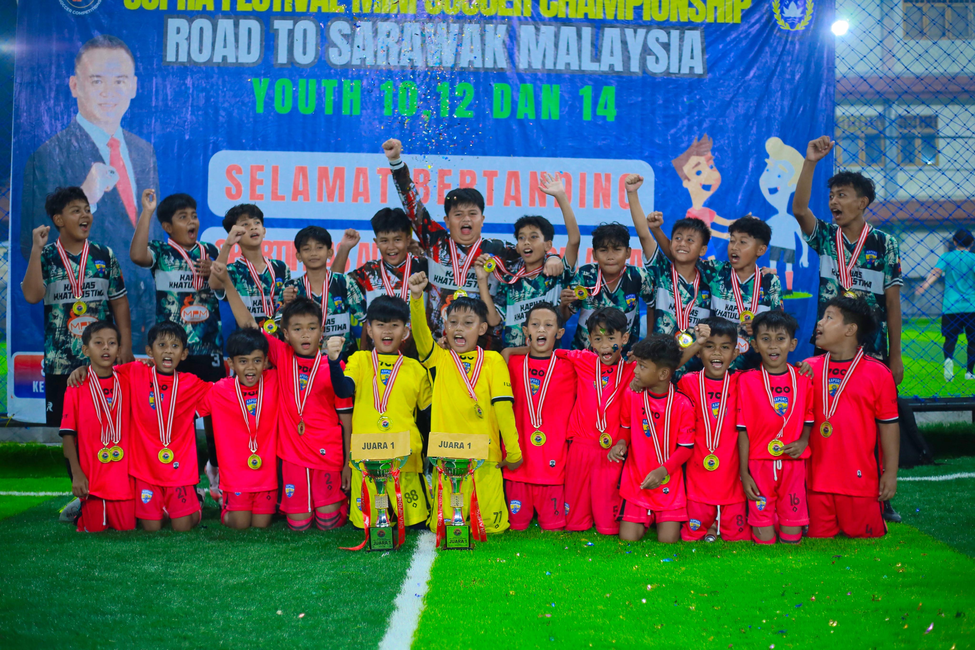Siswa SSB Kapuas Khatulistiwa U-10 dan U-12 berhasil memborong gelar juara Supra Cup Regional Kalbar road to Sarawak-Malaysia.