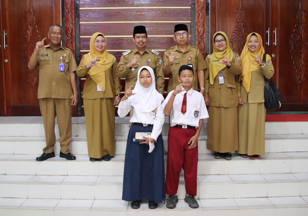 PELAJAR: Kedua pelajar foto bersama Penjabat Bupati Mempawah, Ismail.