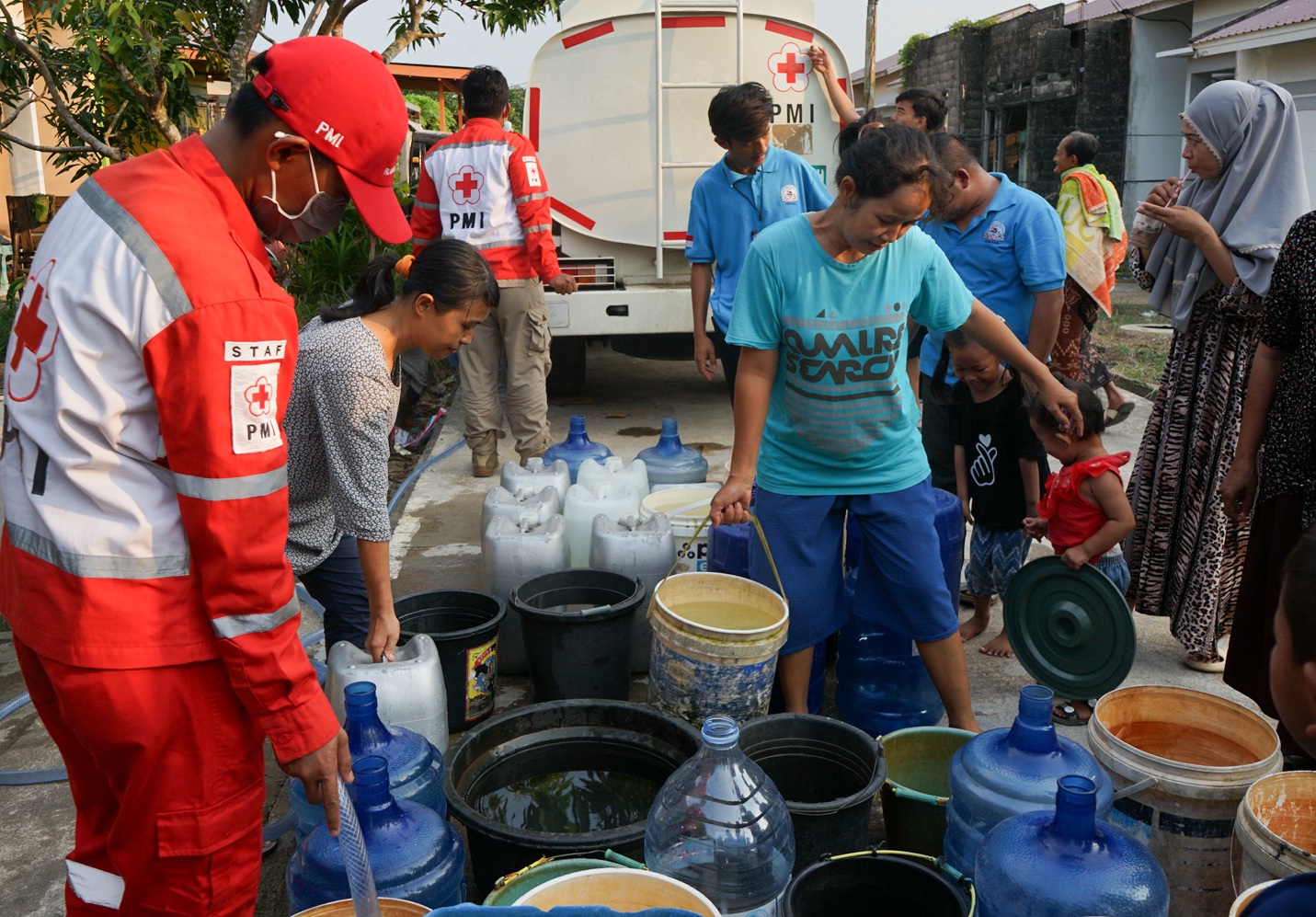 Relawan Palang Merah Indonesia Provinsi Kalimantan Barat mendistribusikan air bersih gratis bagi warga Komplek Star Borneo Regency 1, Desa Pal 9, Kabupaten Kubu  Raya.