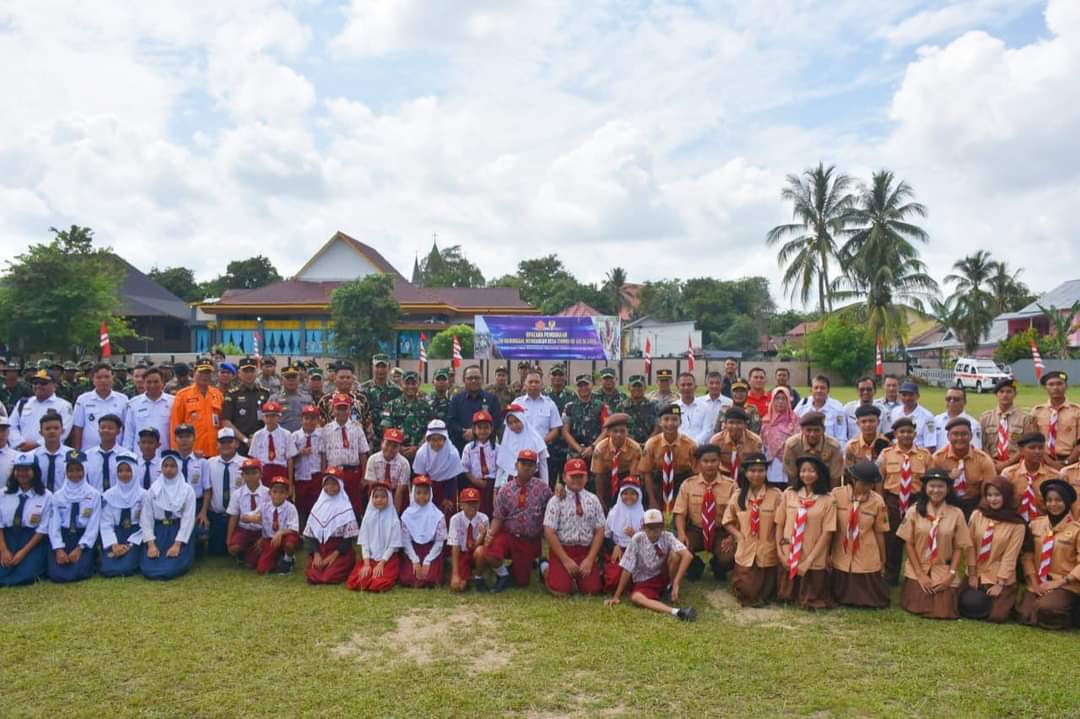 TMMD : Kodim 1205/Sintang saat foto bersama usai upacara pembukaan TMMD reguler ke-121 Kodim 1205/Sintang, di Lapangan Sepakbola Kodim Sintang.