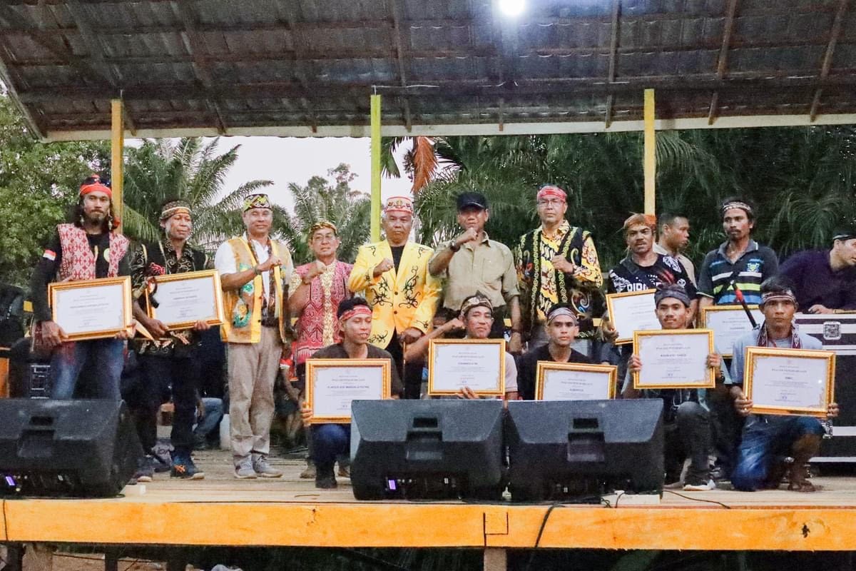 GELAR ADAT: Bupati dan Wakil Bupati Ketapang, Martin Rantan dan Farhan, menerima pemberian gelar adat, Jumat (27/7).