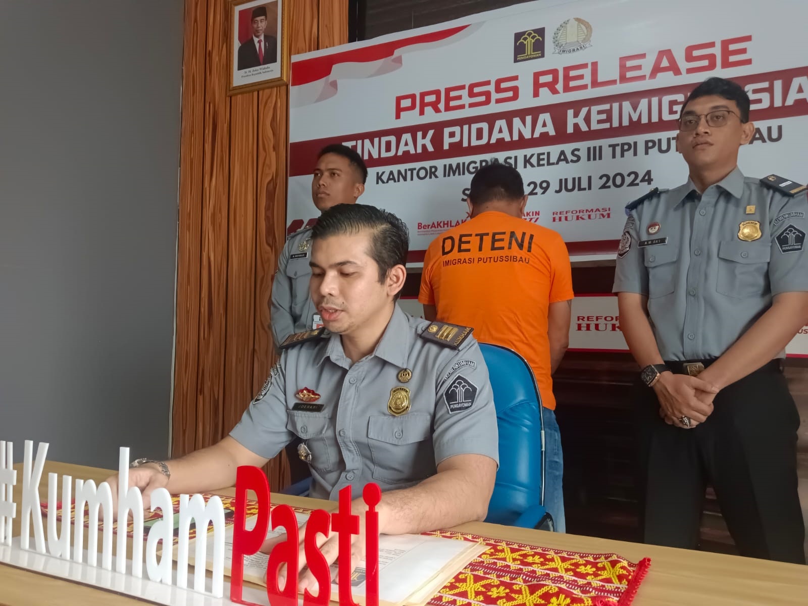 DISERAHKAN: Kantor Imigrasi Putussibau menghadirikan AA (55), WN Malaysia yang masuk ke wilayah Indonesia melalui jalur tidak resmi, saat konfrensi pers, Senin (29/7).