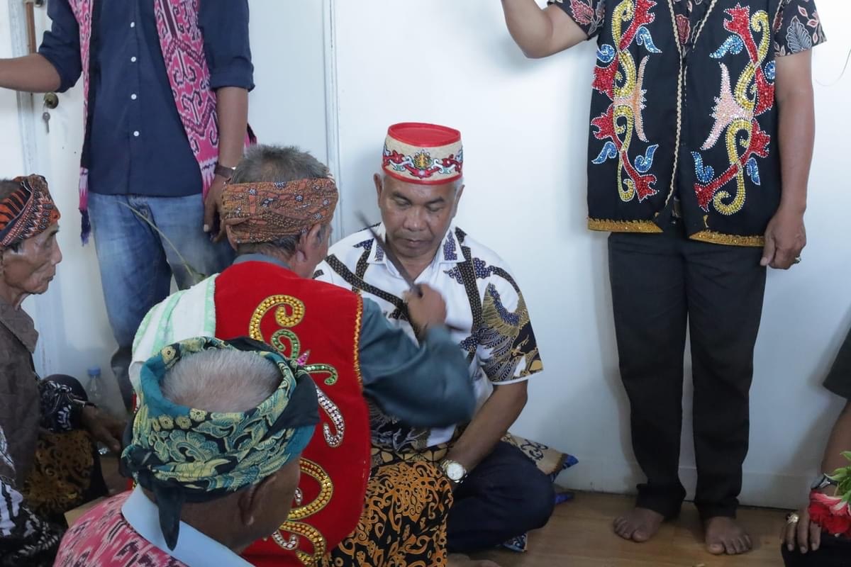 RITUAL ADAT : Bupati Ketapang Martin Rantan, mengikuti rangkaian ritual adat Kanjan Serayong beberapa waktu lalu.