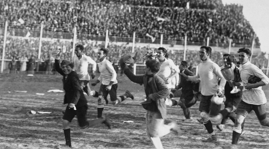 Tim sepakbola Urguay melakukan selebrasi usai mengalahkan Argentina 4-2 di Final Piala Dunia FIFA di Estadio Centenario, Montevideo, 30 Juli 1930.