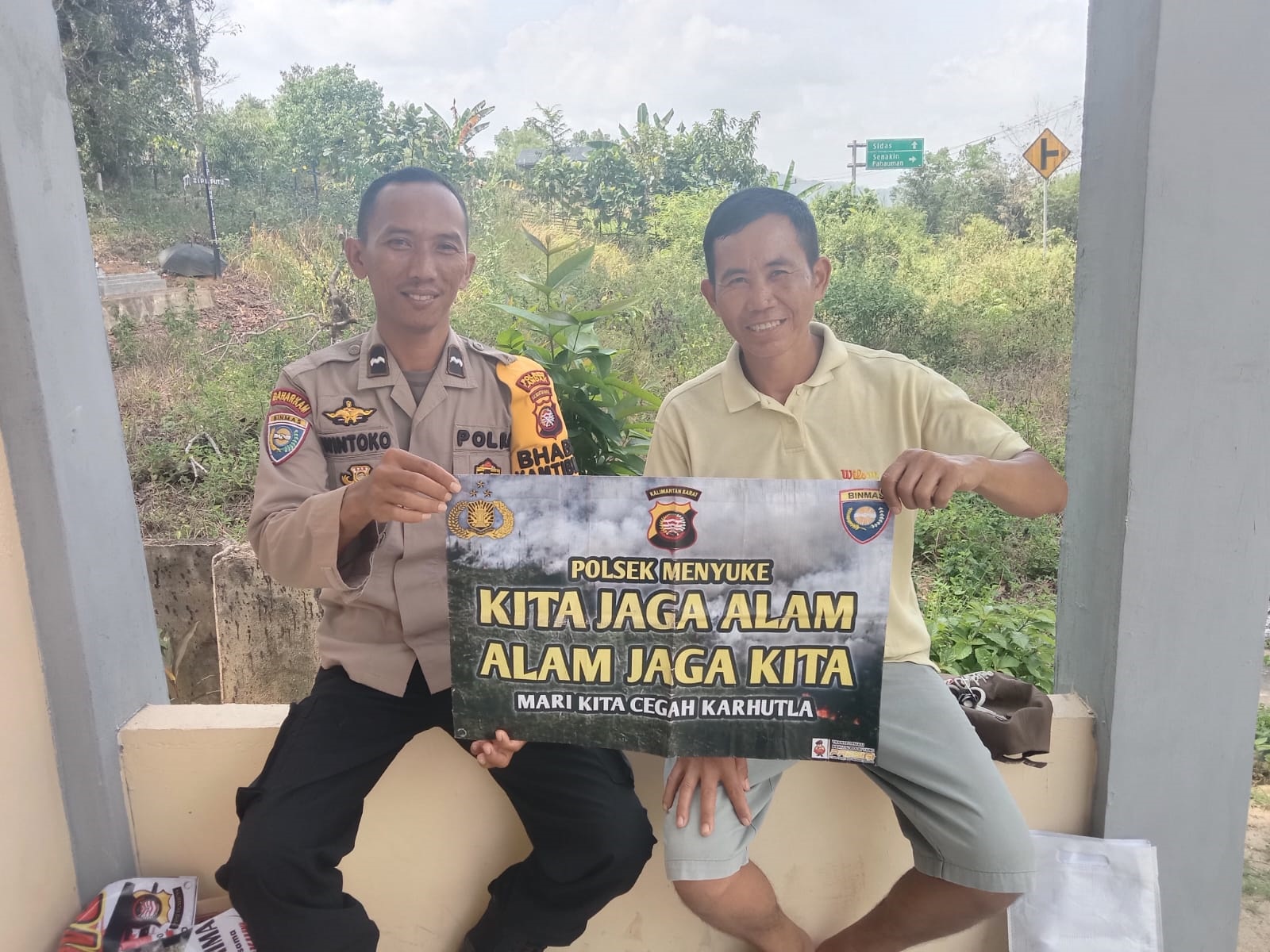 SOSIALISASI: Bhabinkamtibmas Polsek Menyuke Aipda Heny Wintoko melakukan sosialisasi kebakaran hutan dan lahan kepada warga di Desa Darit.
