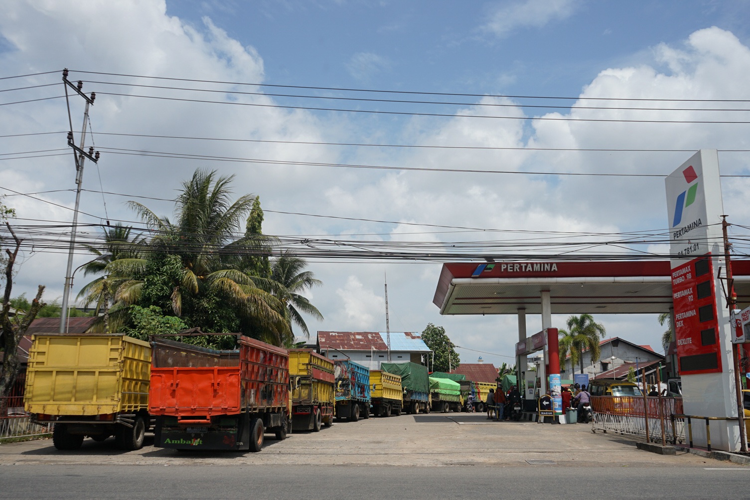 Sejumlah truk harus menginap demi mengantre pengisian bahan bakar solar di SPBU Jalan Adi Sucipto. Minimnya pasokan solar membuat sopir truk kesulitan mendapatkan pasokan.