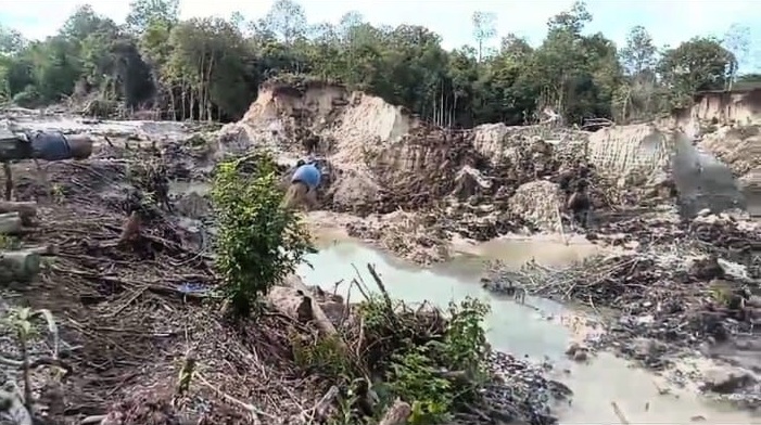 RUSAK : Dampak PETI di Selimbau membuat kerusakan lingkungan menjadi parah.