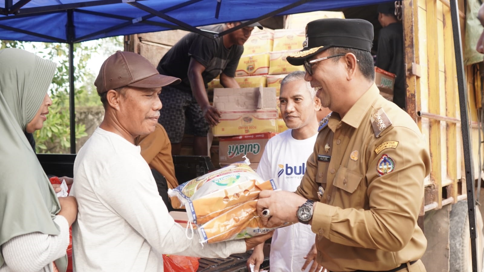 MENINJAU: Penjabat Bupati Kayong Utara Alfian saat meninjau distribusi 1000 paket sembako murah kepada masyarakat Kecamatan Sukadana, bertempat di Pasar Rakyat, Selasa (30/7).
