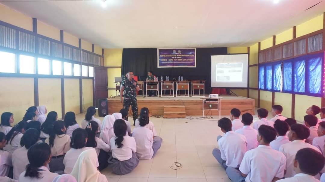 PENYULUHAN : Satgas TNI Manunggal Membangun Desa (TMMD) Reguler ke-121 Kodim 1205/Sintang saat memberikan penyuluhan tentang Wawasan Kebangsaan kepada siswa-siswi SMA N 2 Sepauk.