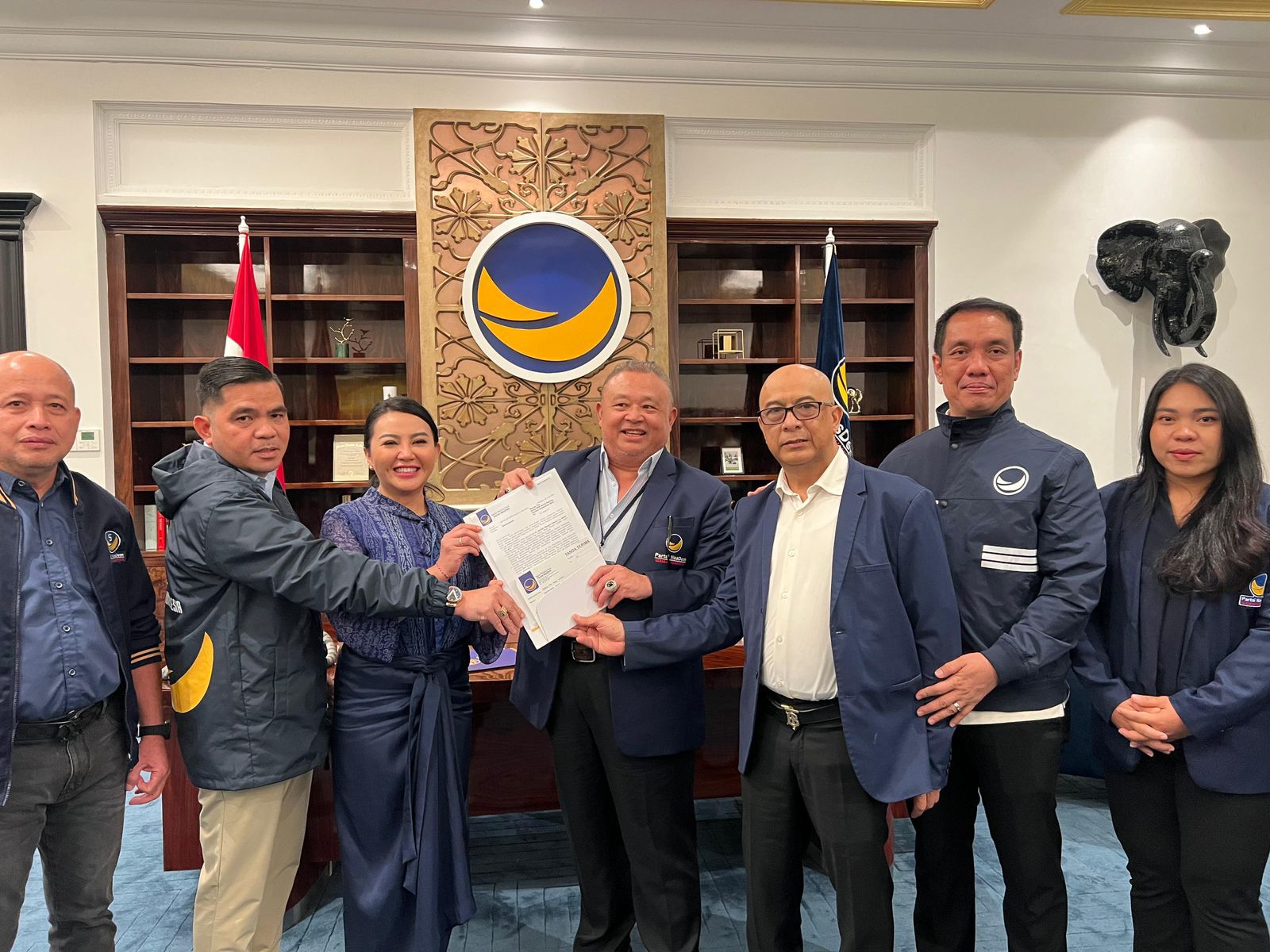 Pasangan Calon Bupati Landak Karolin-Erani saat mendapatkan surat rekomendasi untuk maju ke Pilkada 2024.