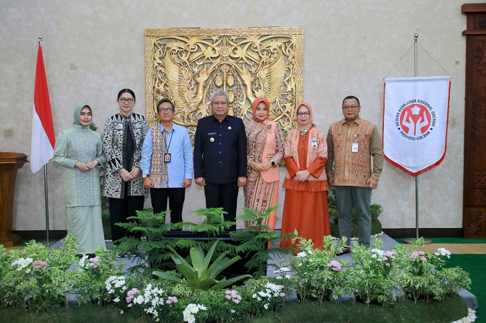 BERSAMA: Harisson foto bersama usai membuka&nbsp;Rakerda&nbsp;Dekranasda se-Kalbar di Pendopo Gubernur, Selasa (30/7).