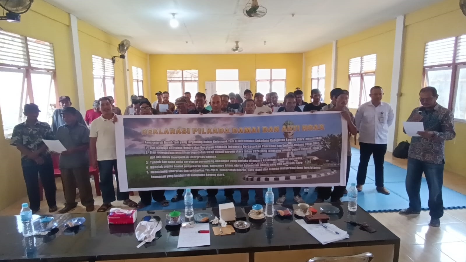 PILKADA DAMAI: Kegiatan seminar kelompok tani mengusung tema Kawal Pilkada Berkualitas di Gedung Serbaguna Desa Benawai Agung Kecamatan Sukadana Kabupaten Kayong Utara.