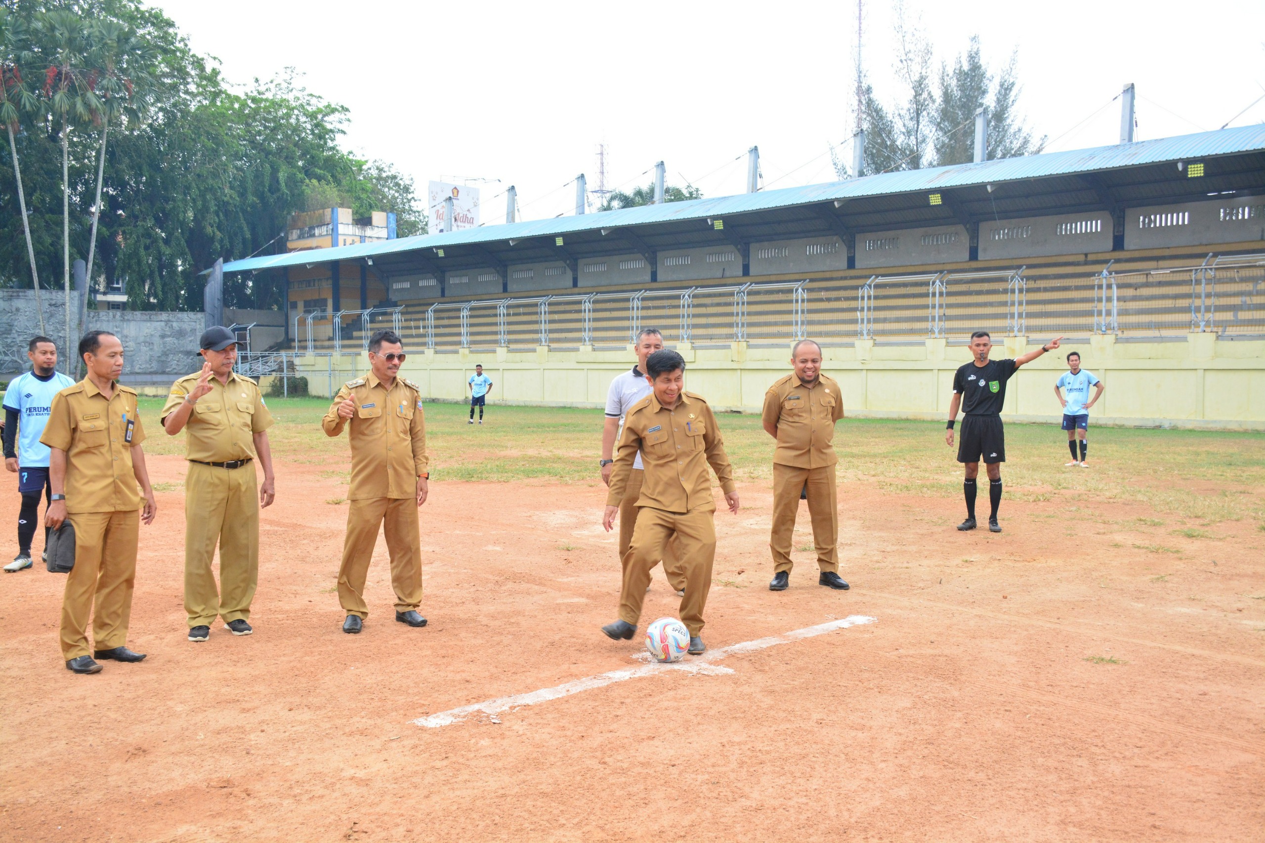 TURNAMEN: M. Yamin saat menendang bola menandakan turnamen antar-OPD dimulai.