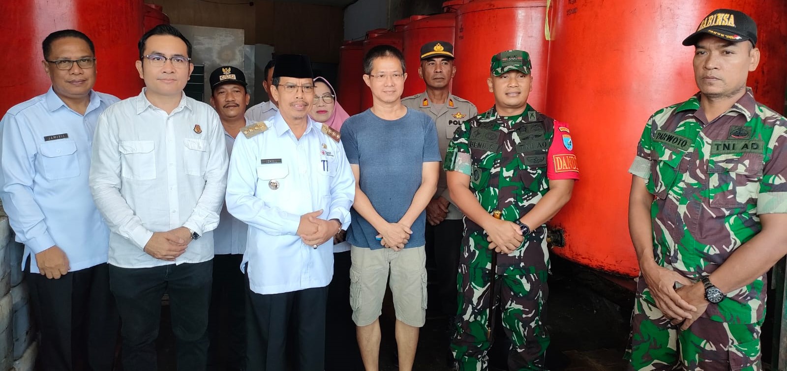 SIDAK : Pj Bupati Ismail saat melakukan inspeksi mendadak (Sidak) di salah satu distributor minyak goreng di Sungai Pinyuh.