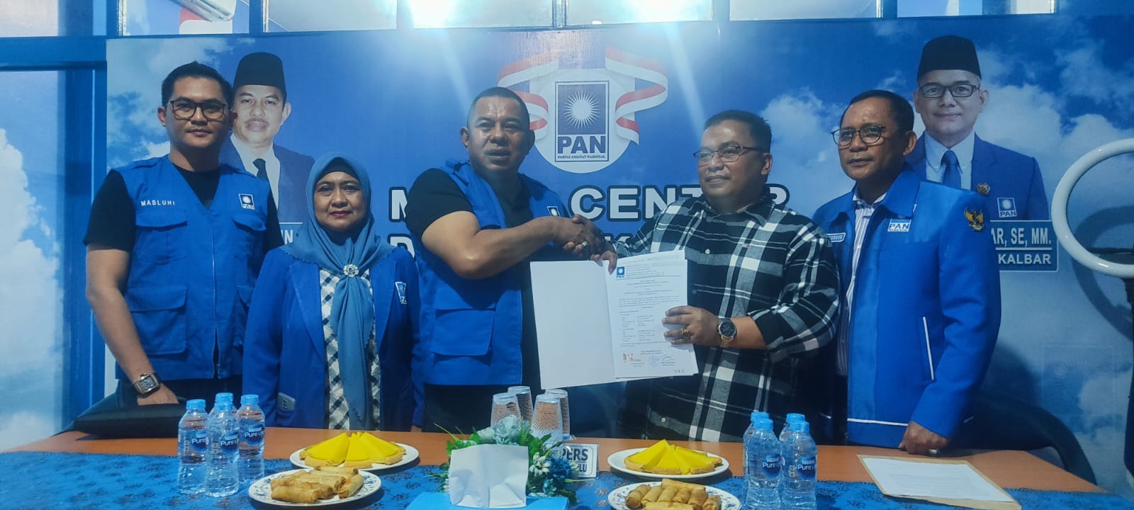 RESMI: Boyman Harun, Ketua DPW PAN Kalbar memberikan Surat Keputusan (SK) dan formulir B1 KWK kepada pasangan Sujiwo-Sukiryanto untuk bertarung di Pilbup Kubu Raya pada November 2024 mendatang.