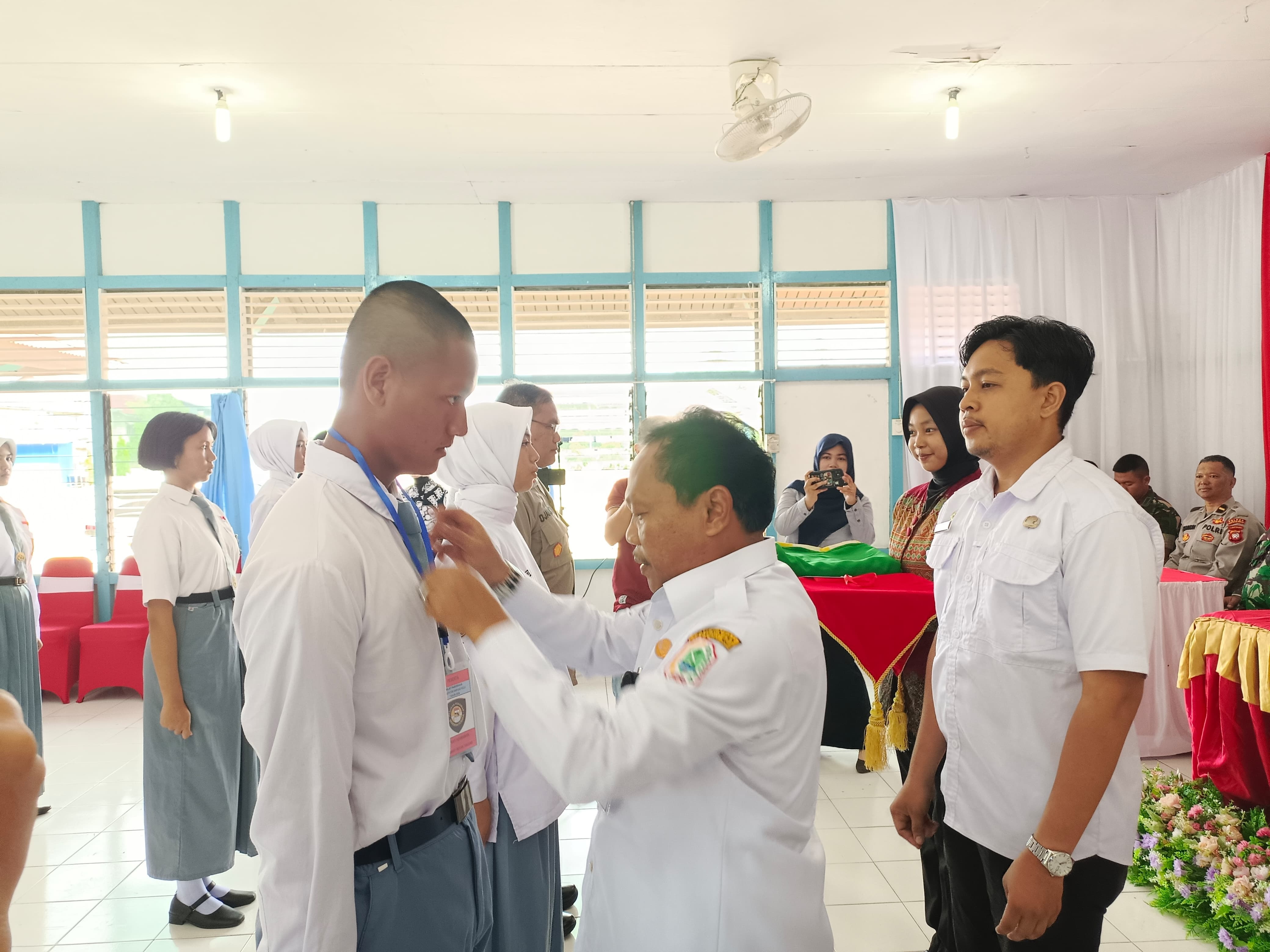 PASKIBRA : Pemasangan pin dilakukan oleh Sekda Kapuas Hulu kepada calon Paskibraka Kapuas Hulu.