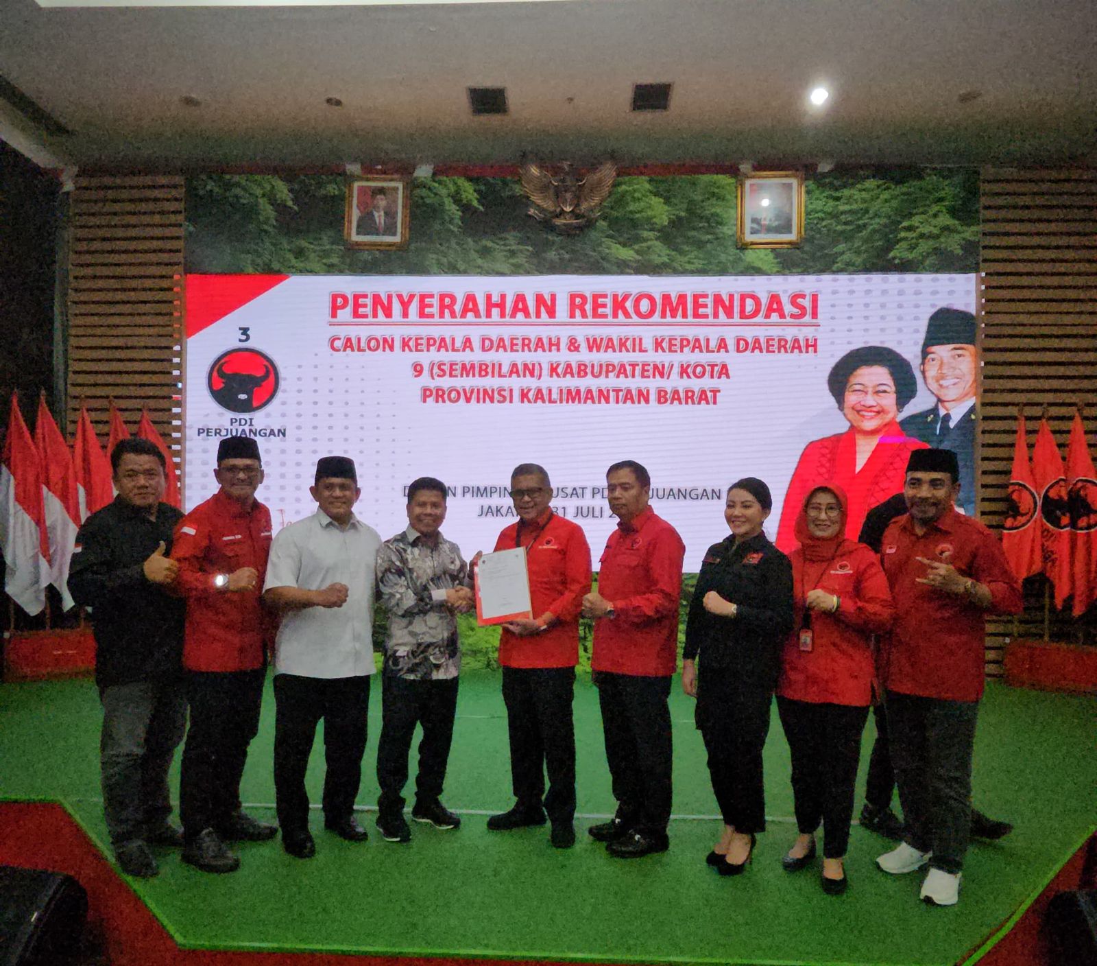 RESMI: Sekjen DPP PDI Perjuangan Hasto Kristiyanto memberikan surat rekomendasi resmi kepada pasangan Satono - Heroaldi di Jakarta, pada Rabu (31/7) u