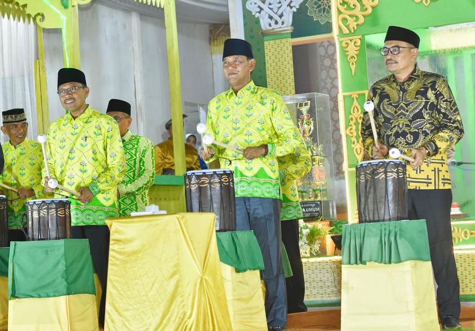 BUKA MTQ: Wabup Ketapang, Farhan dan Ketua DPRD Ketapang, M Febriadi, memukul beduk sebagai tanda dimulainya MTQ XXXI Ketapang di Nanga Tayap, Selasa (30/7) malam.
