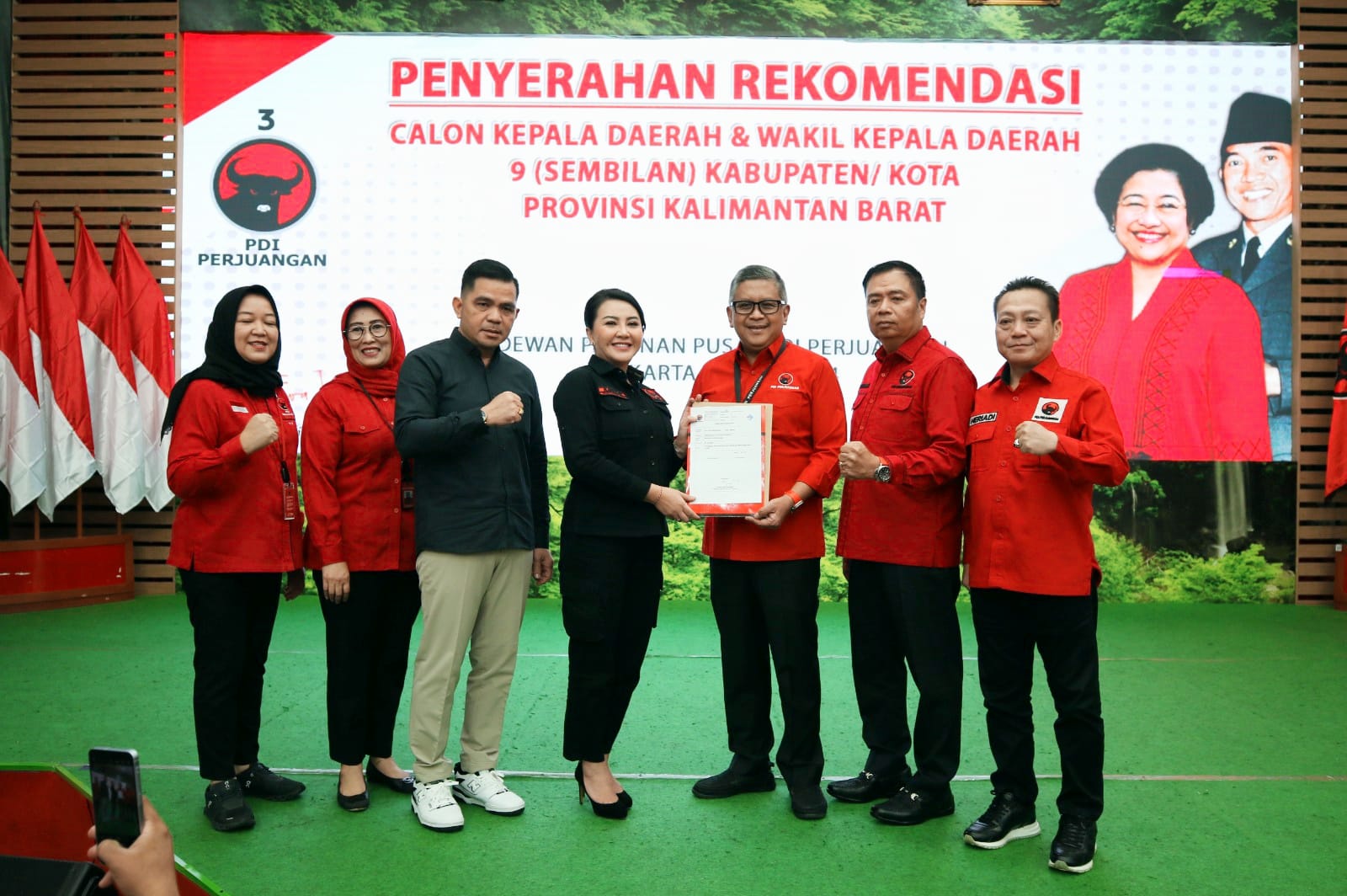 Pasangan calon Bupati dan Wakil Bupati Landak Karolin Margret Natasa dan Erani saat menerima surat rekomendasi Partai Demokrasi Indonesia Perjuangan (PDIP).
