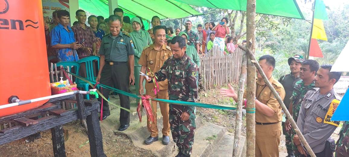 RESMIKAN: Kasdim Mayor Inf Mino mewakili Dandim 1210/Landak saat meresmikan fasilitas air bersih di Desa Papung, Jelimpo.