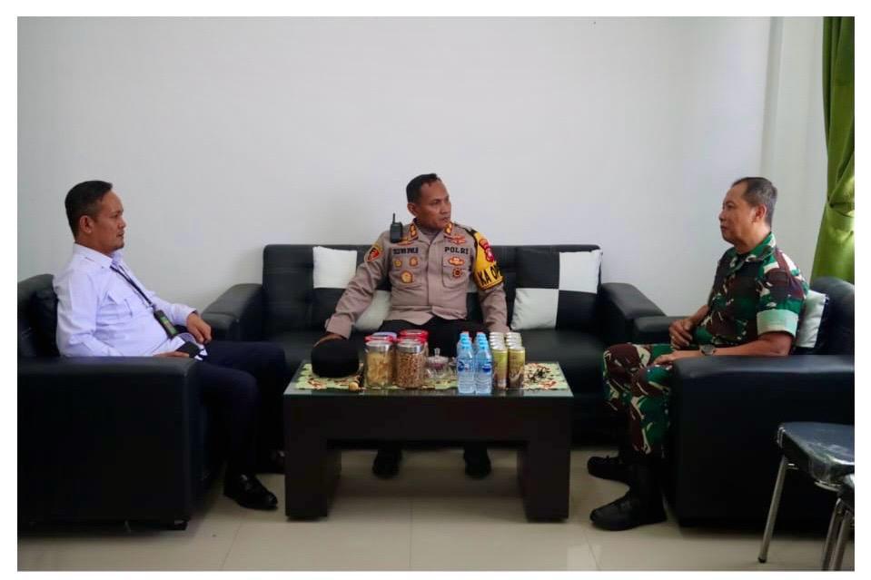KUNJUNGAN: Kapolres Landak AKBP Siswo Dwi Nugroho saat mengunjungi Pengadilan Negeri Landak dan Kodim 1210/Landak.