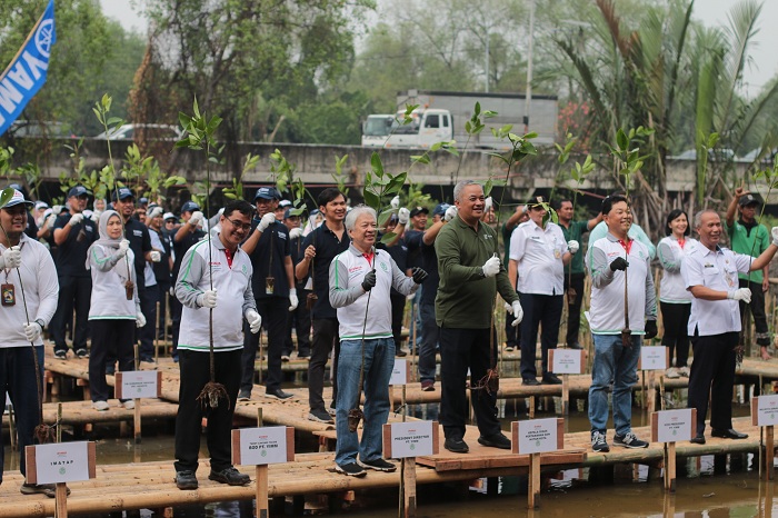 PT. Yamaha Indonesia Motor Manufacturing (YIMM) saat melakukan penanaman mangrove.