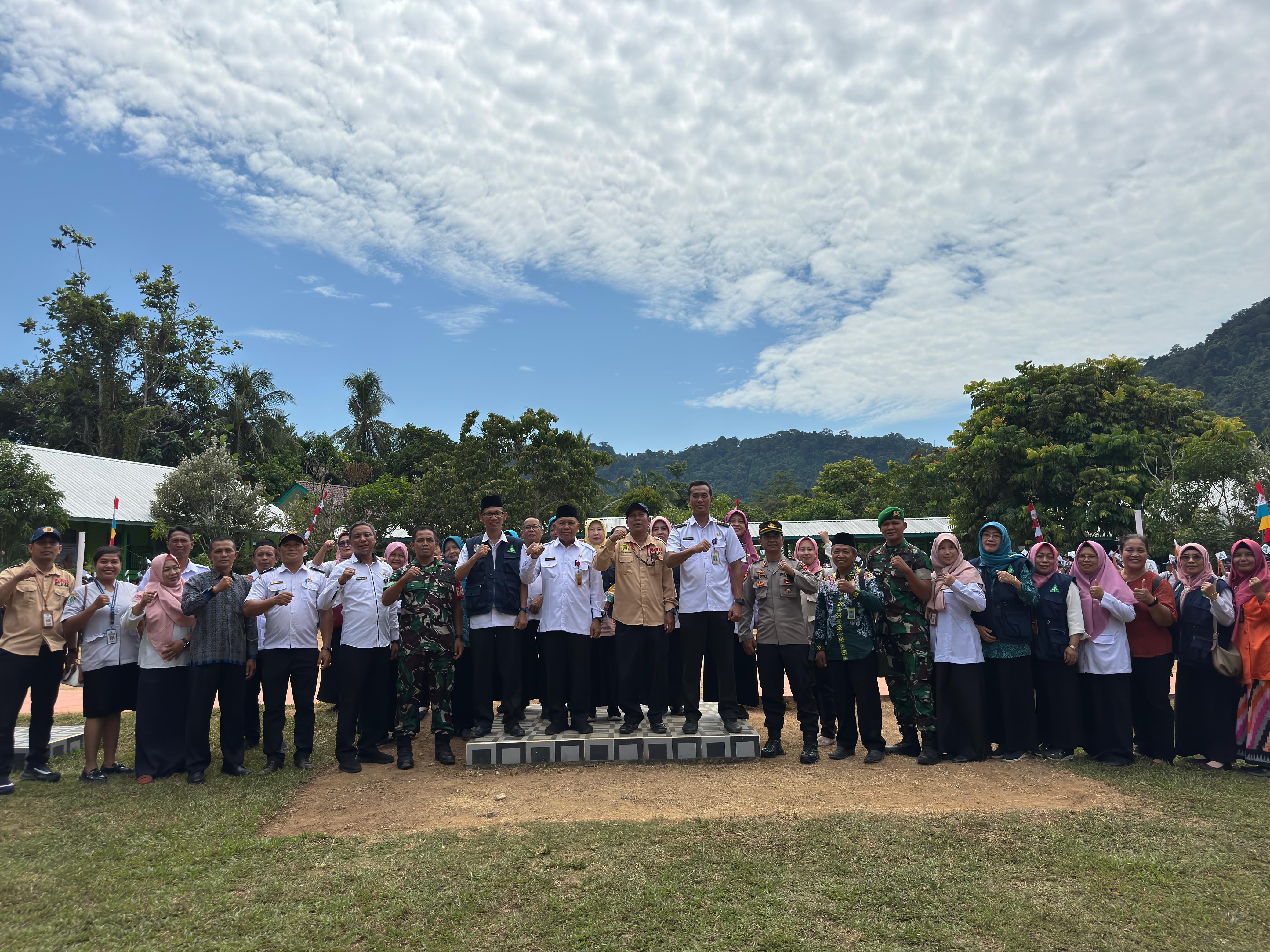 MEMBUKA: Pejabat Sekda foto bersama saat membuka LSS dan TP UKS/M di SMPN 1 Anjongan.
