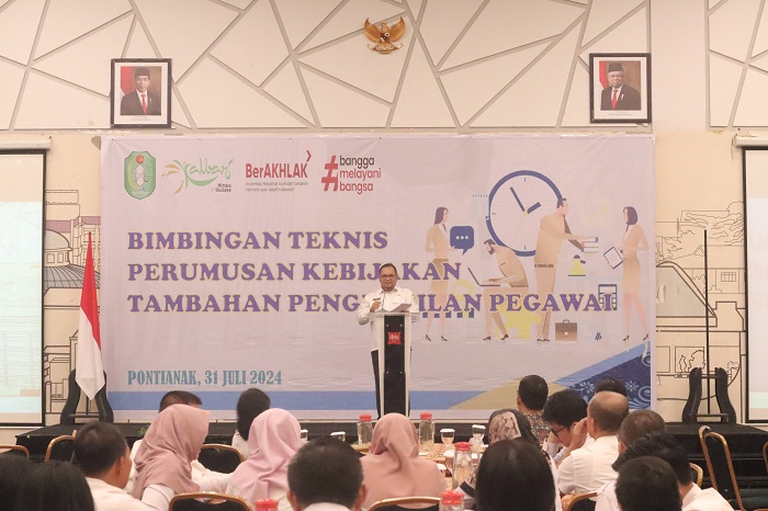 SAMBUTAN: Pj Sekda Kalbar Mohammad Bari memberikan sambutan saat membuka Bimtek Perumusan TPP Tahun 2024, Rabu (31/7).&nbsp;