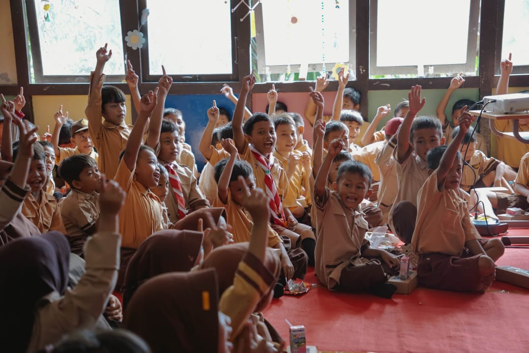 Antusias siswa-siswi SDN 67 Singkawang dalam mengikuti kegiatan "Srikandi Mengajar" memperingati Hari Anak Nasional (31/07).