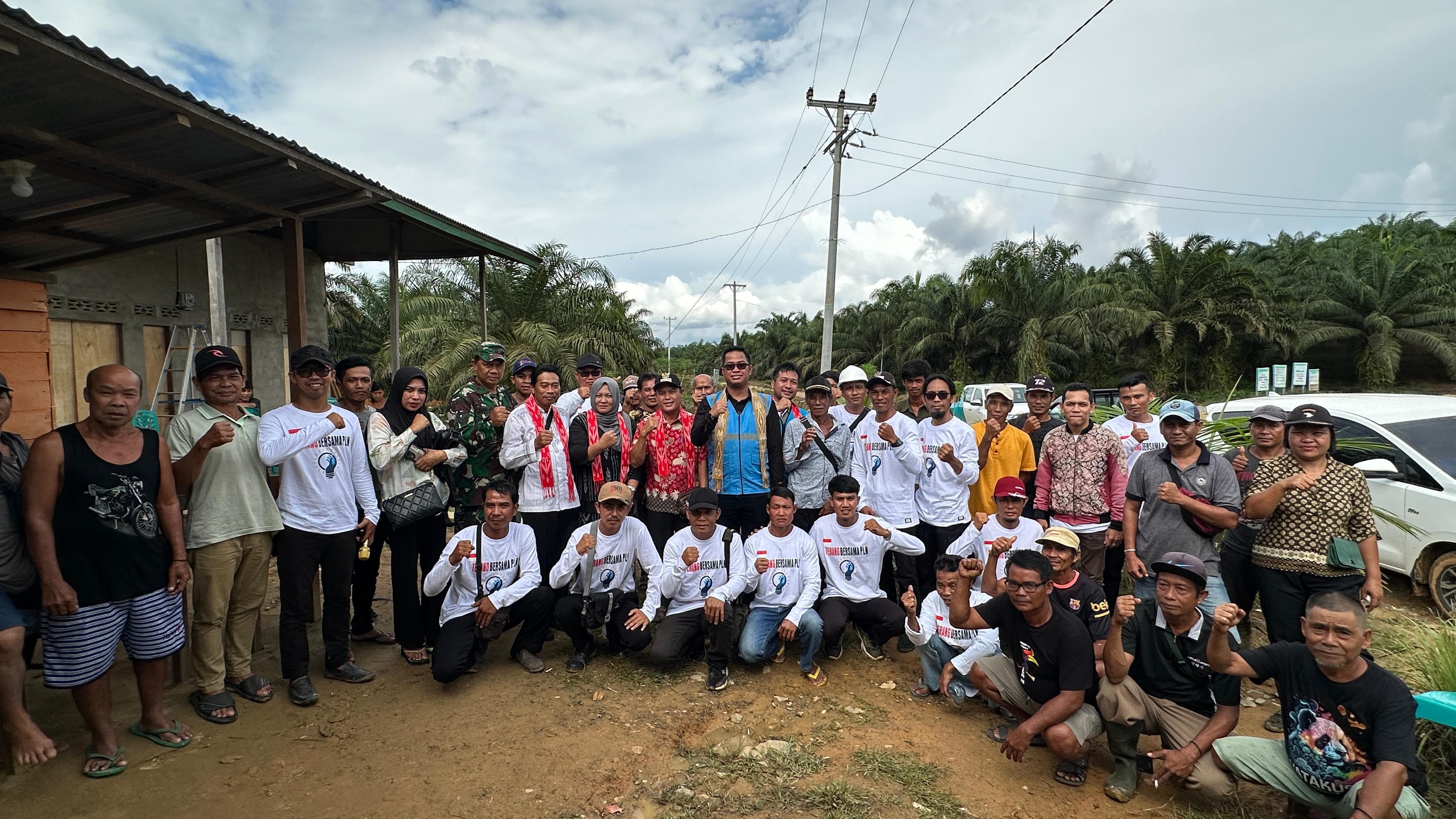 Foto bersama pegawai PLN UP3 Ssnggau dengan masyarakat Desa Gandis (02/08).
