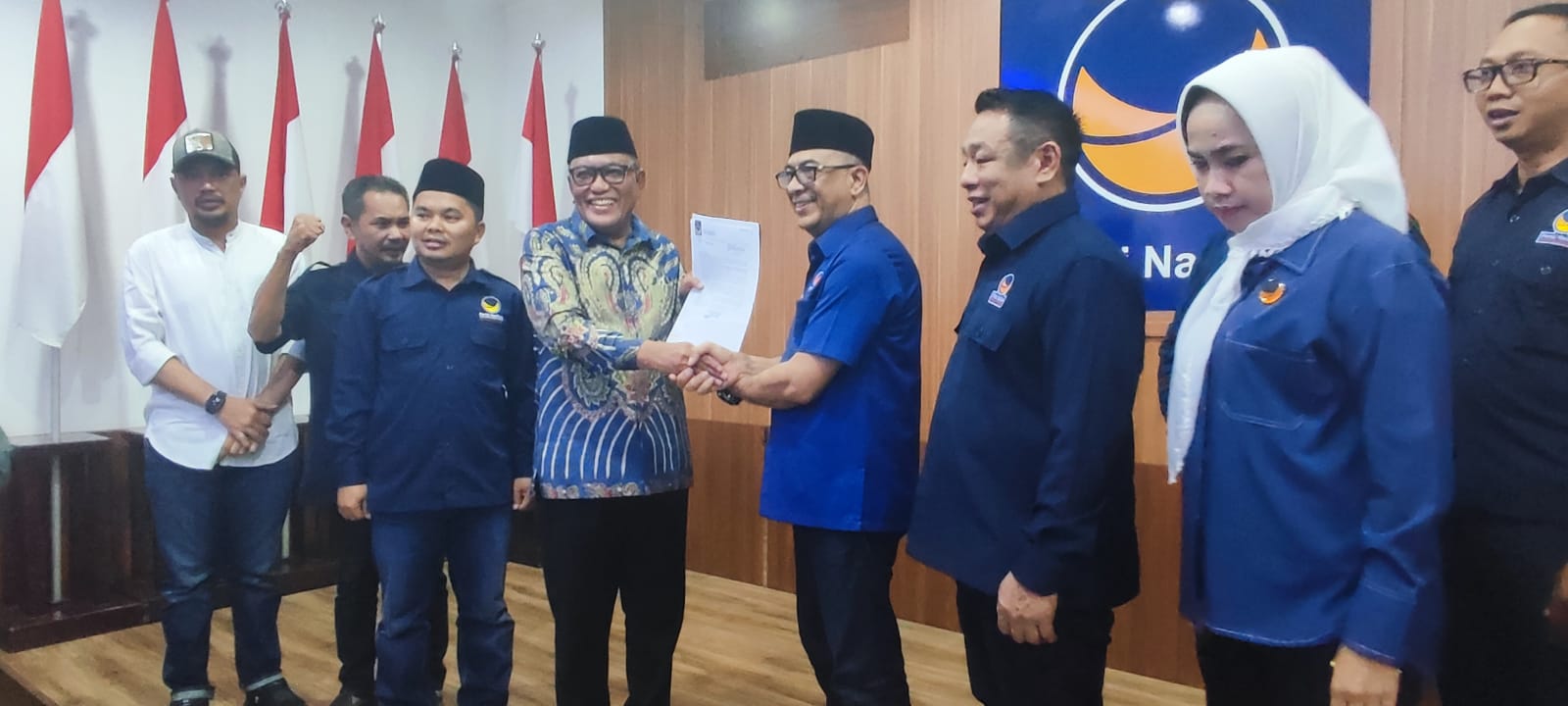 Rusman Ali dan Mohammad Fachri, bakal calon Bupati dan Wakil Bupati Kubu Raya menerima SK dari DPP NasDem.