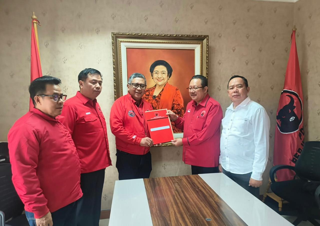 Martinus Sudarno-Muhammad, yang sama-sama tercatat sebagai anggota DPRD Provinsi Kalbar 2019-2024, akhirnya berlayar di Pilkada Sekadau 2024.
