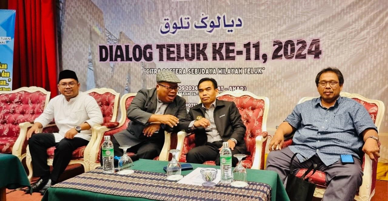 HADIR: Jumadi (kiri) bersama narasumber lain pada Dialog Teluk ke-11 di Miri, Malaysia.