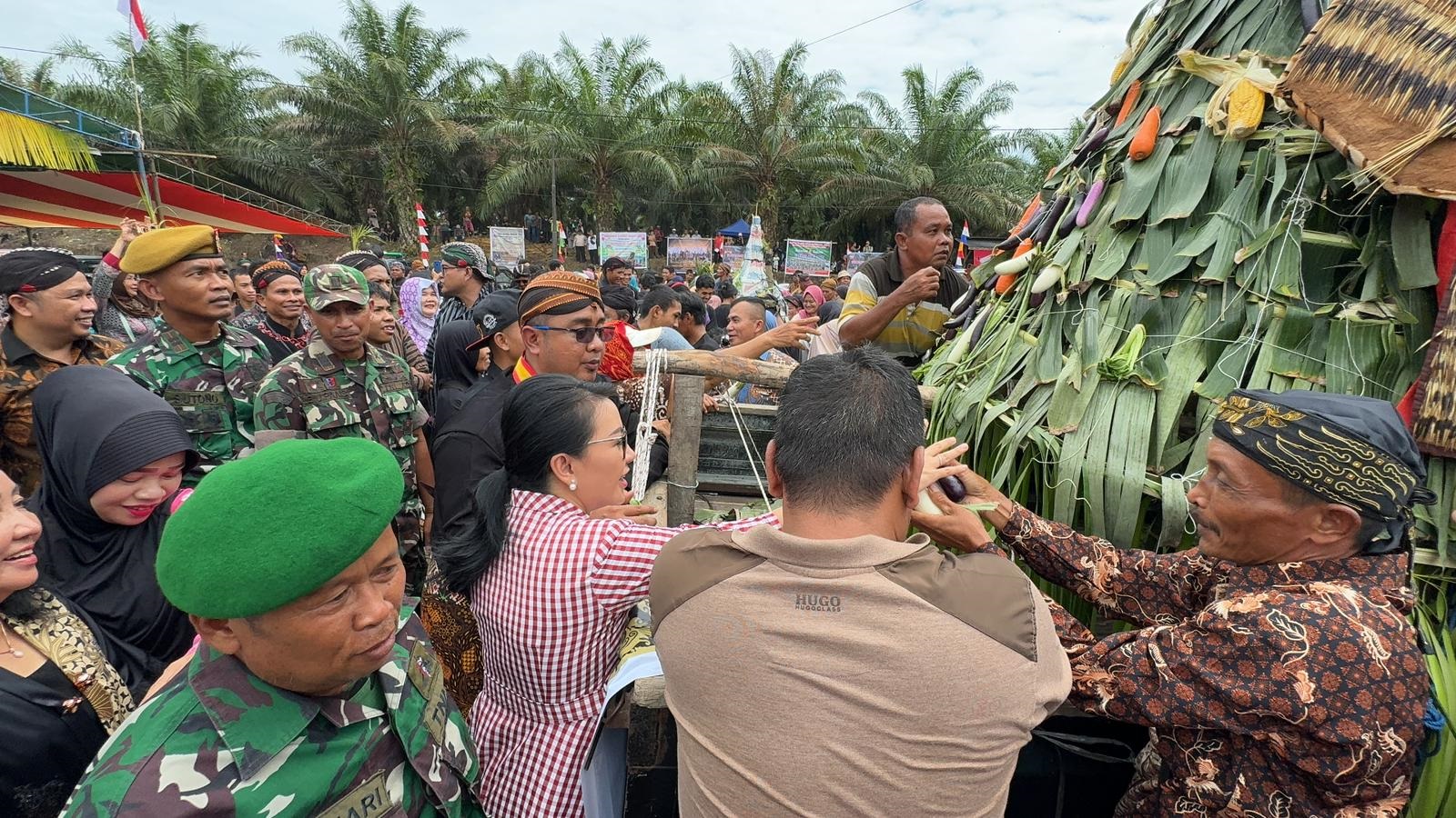 GREBEG SURO: Pj Bupati Landak Gutmen Nainggolan dan Bupati Landak periode 2017-2022 Karolin Margret Natasa, saat menghadiri acara Festival Grebeg Suro di lapangan terbuka Pal 4 Desa Amboyo Inti.