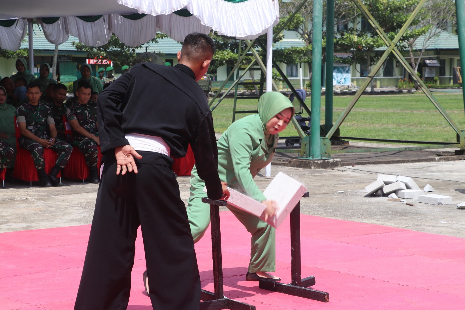 Atraksi Ibu Persit Pecahkan Batu