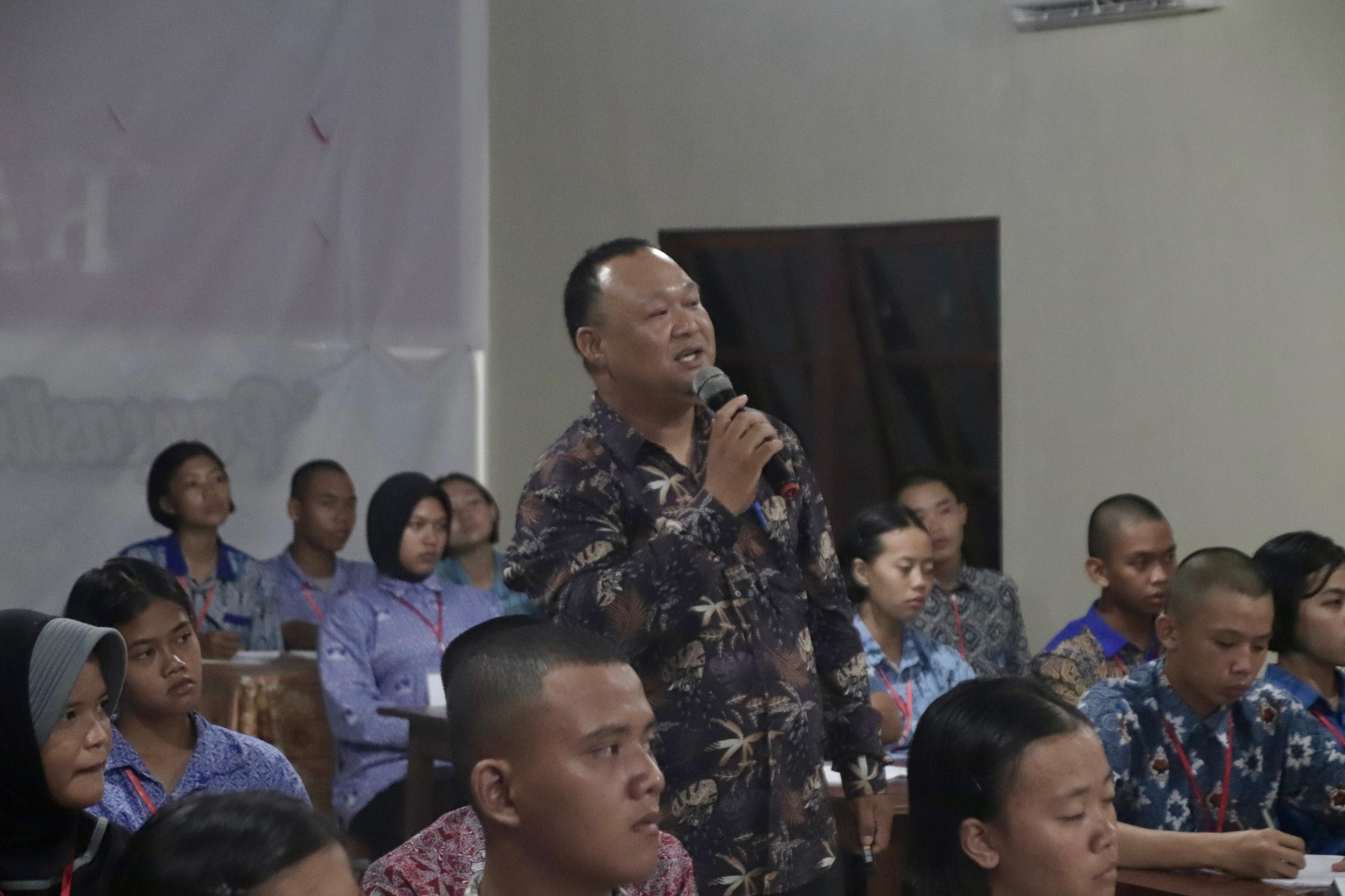 CAPASKA: Kepala Bidang Komunikasi Publik pada Dinas Komunikasi dan Informatika Kabupaten Sintang Syukur Saleh memberikan materi literasi digital.
