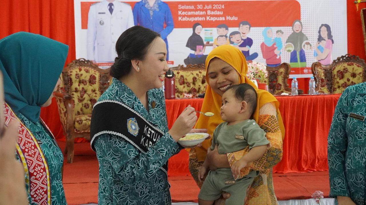 SOSIALISASI MPASI: Ketua TP PKK Kapuas Hulu Angeline Fremalco saat sosialisasi MPASI di Badau.