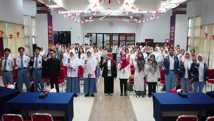 Foto Bersama Direktorat Jenderal Pajak (DJP) Kalimantan Barat bersama peserta Olimpiade Pajak tingkat SMA/SMK/MA di Aula Kanwil DJP Kalbar.