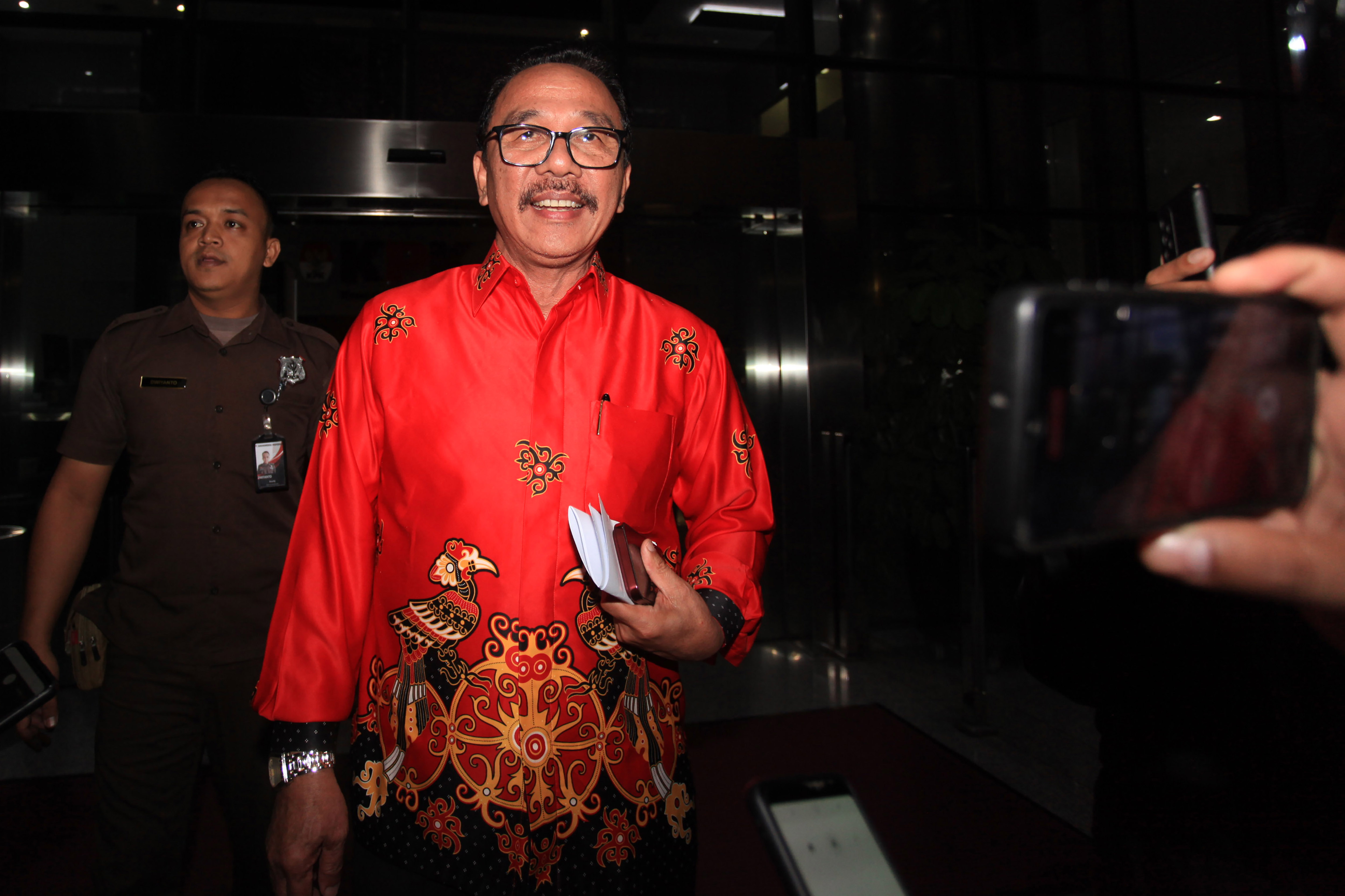 Politisi Alexius Akim (kanan) berjalan usai menjalani pemeriksaan di Gedung Merah Putih KPK, Jakarta, Senin (5/8/2024). KPK memeriksa Alexius yang merupakan calon legislatif DPR pada 2019 tersebut sebagai saksi dalam kasus dugaan suap pergantian antar wak