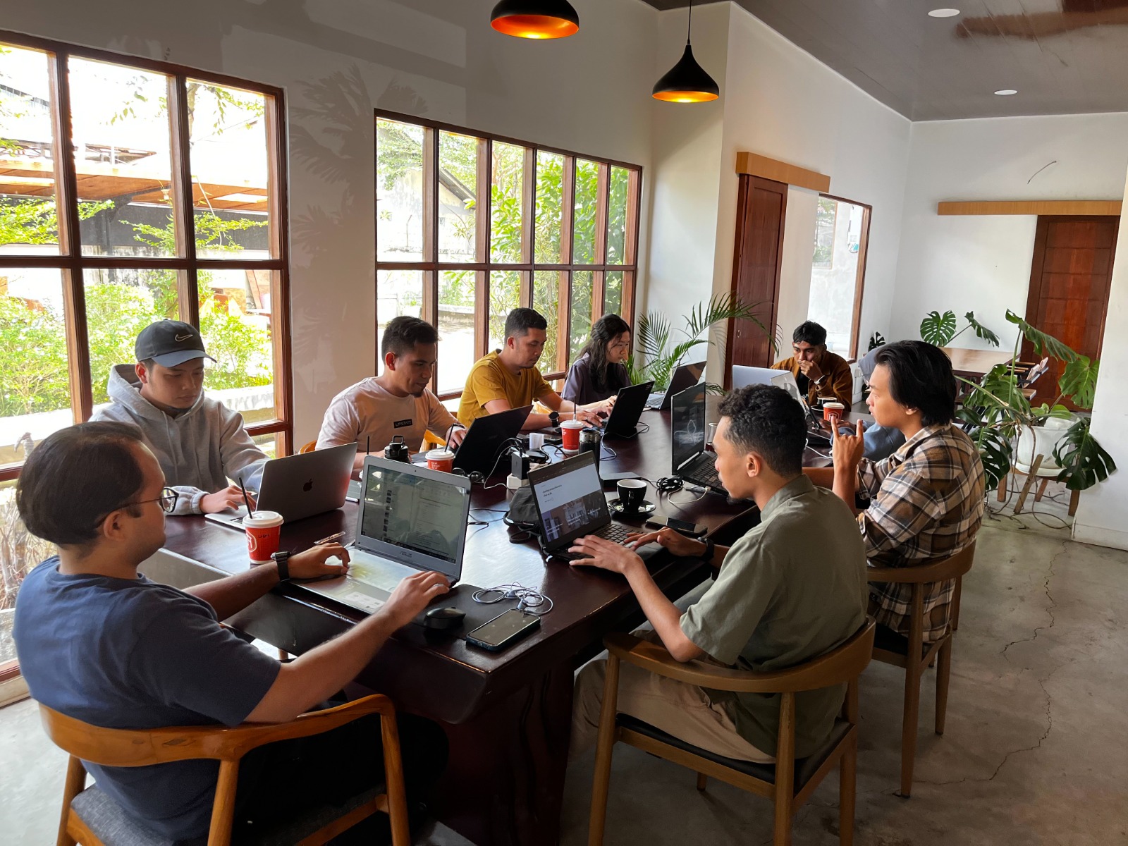 KERJA BARENG : Aktivitas para pekerja jarak jauh saat melakukan kerja bersama di salah satu kafe di Kota Pontianak.
